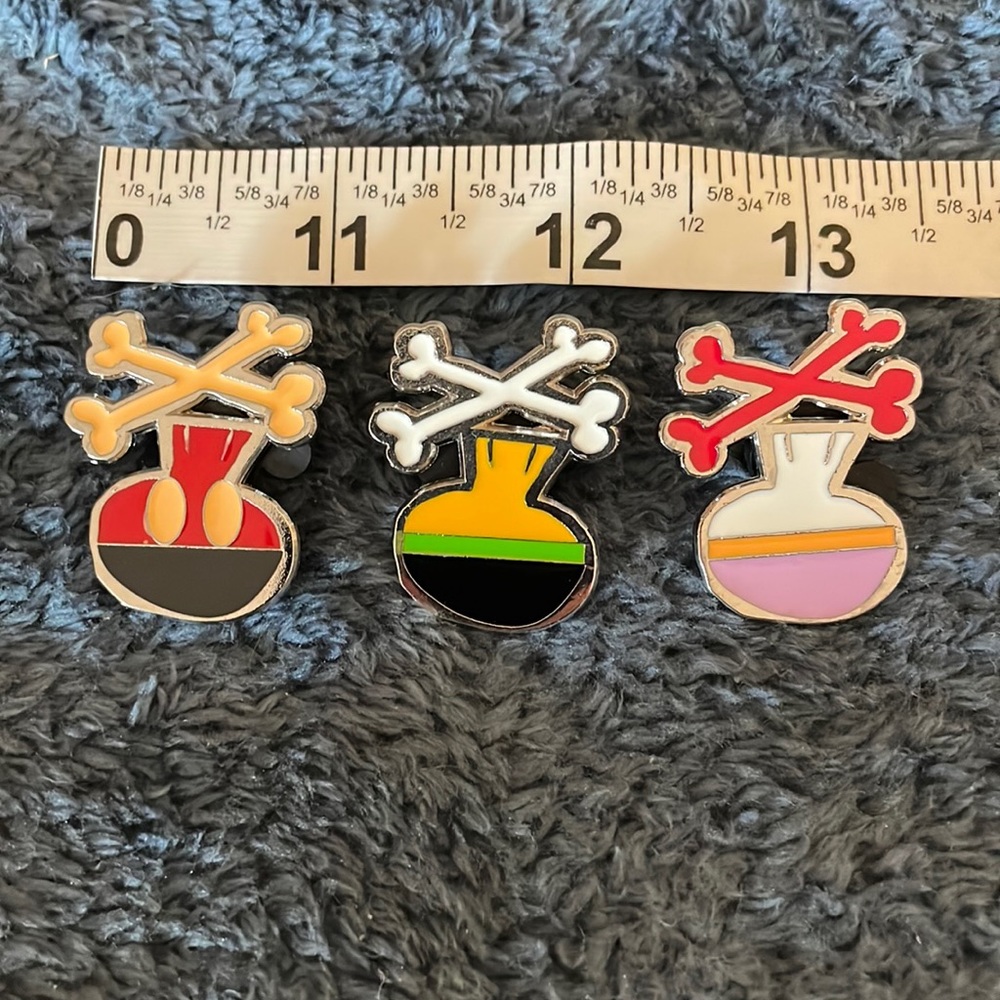 Disney Pins - Mickey and Friends Crossbones